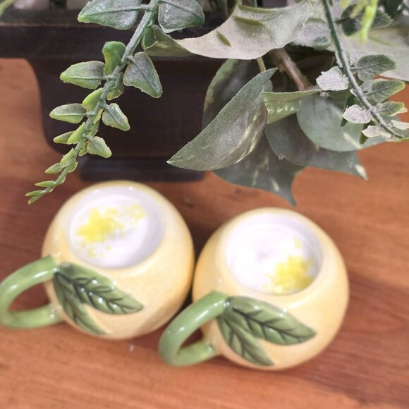 Super Cute Lemon Set of 2 Candles - Lightly Scented Soy Wax - New - Picture 2 of 4